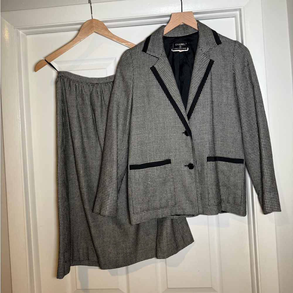 Rare vtg CHANEL Black and White Houndstooth Jacket and skirt set